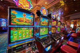 Permainan Bingo neon dengan karakter penuh warna dan lampu terang
